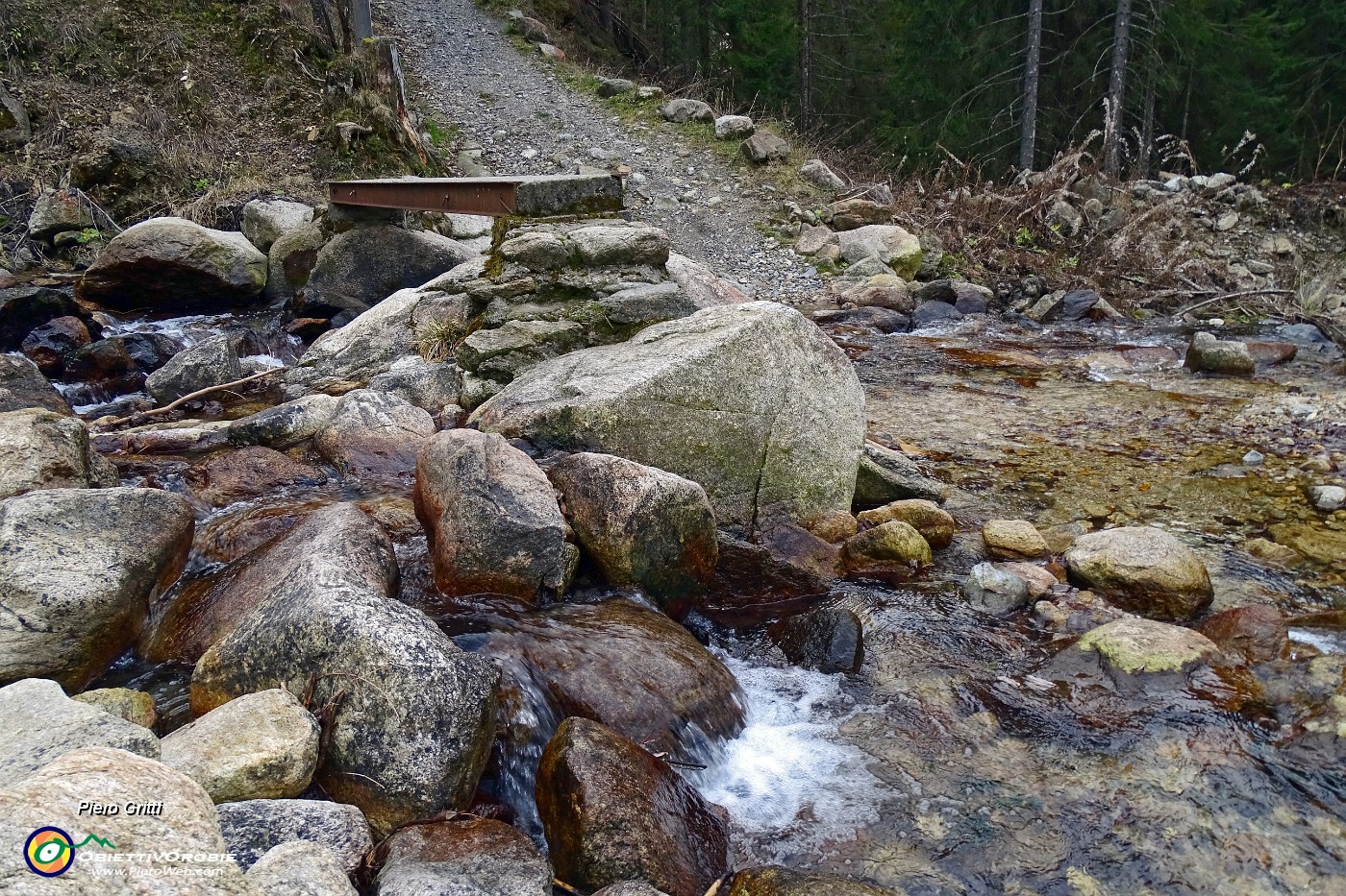 18 Attraverso a dx  sul ponticello il torrente e salgo la sterrata.JPG -                                